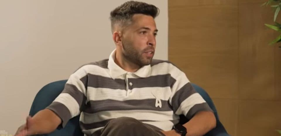 Persona sentado en un sillón durante una entrevista