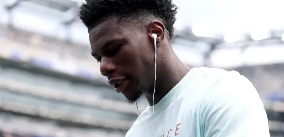 Jugador con auriculares en el estadio
