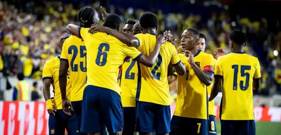 Jugadores de Ecuador celebrando un gol
