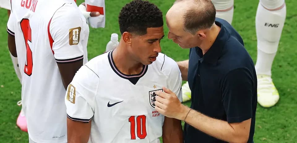 Jugador de Inglaterra recibiendo instrucciones de entrenador