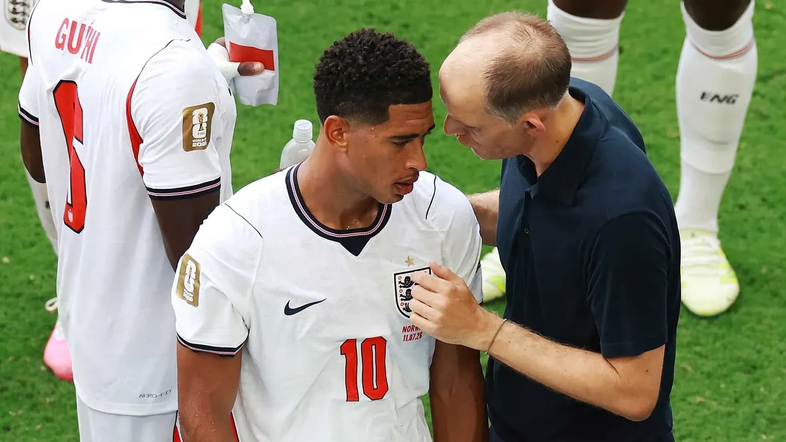 Jugador de Inglaterra recibiendo instrucciones de entrenador