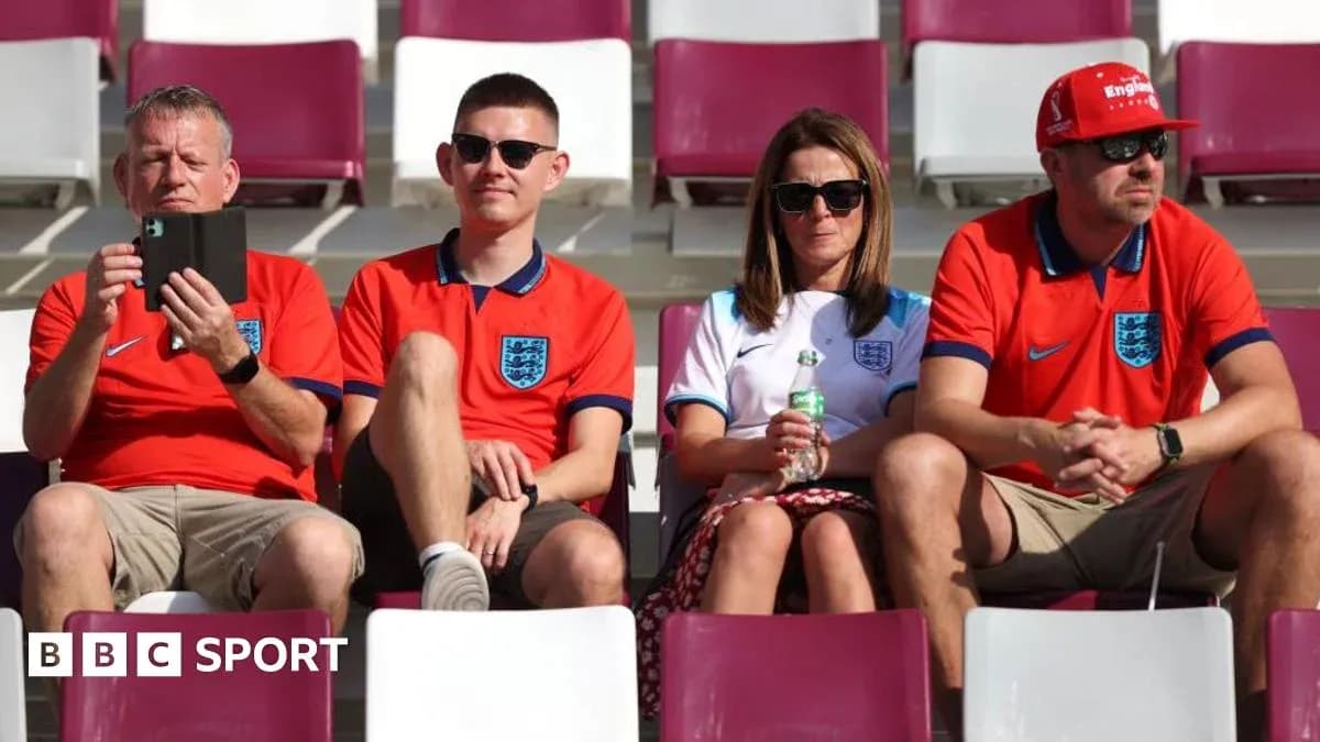 Aficionados de Inglaterra sentados en gradas