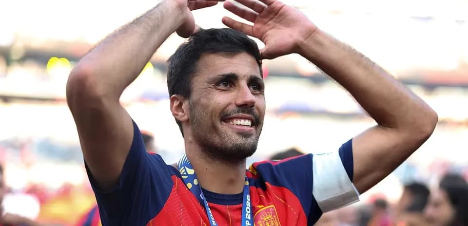 Jugador celebrando con medalla en el cuello