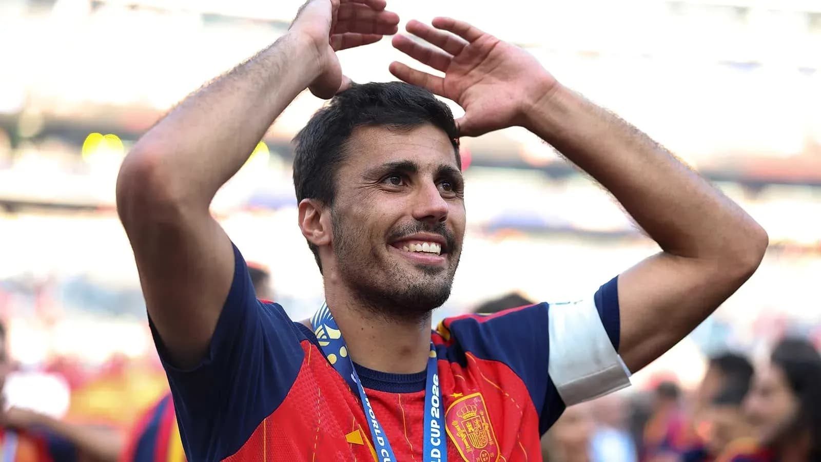 Jugador celebrando con medalla en el cuello