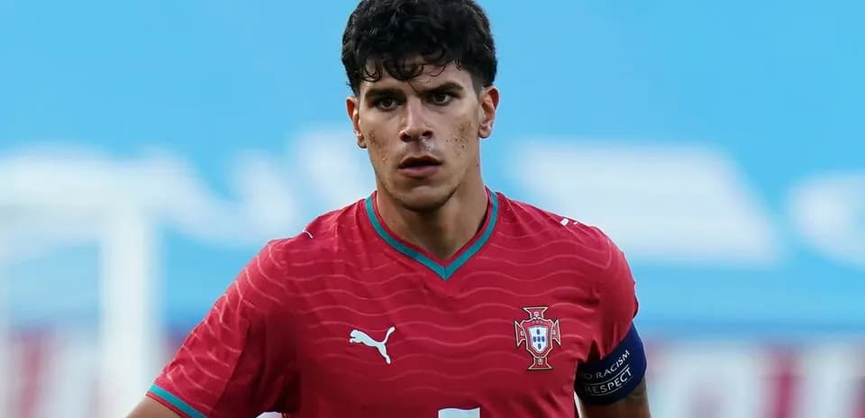Jugador de Portugal con camiseta roja en el campo
