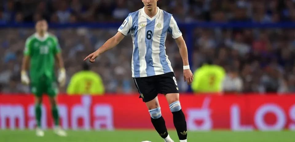 Jugador de Argentina durante un partido de fútbol