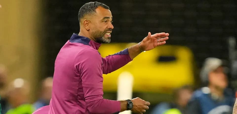 Entrenador dando instrucciones durante un partido