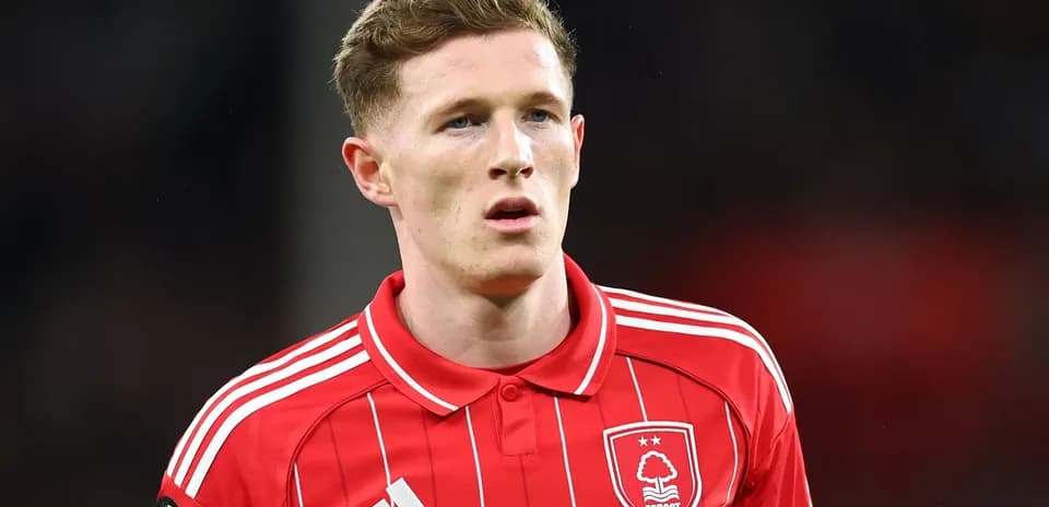Jugador de Nottingham Forest con camiseta roja en el campo