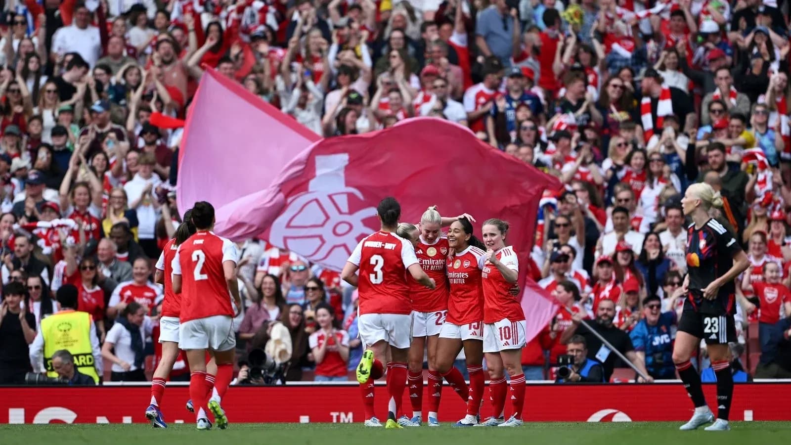 Jugadoras de Arsenal celebrando con aficionados en el estadio