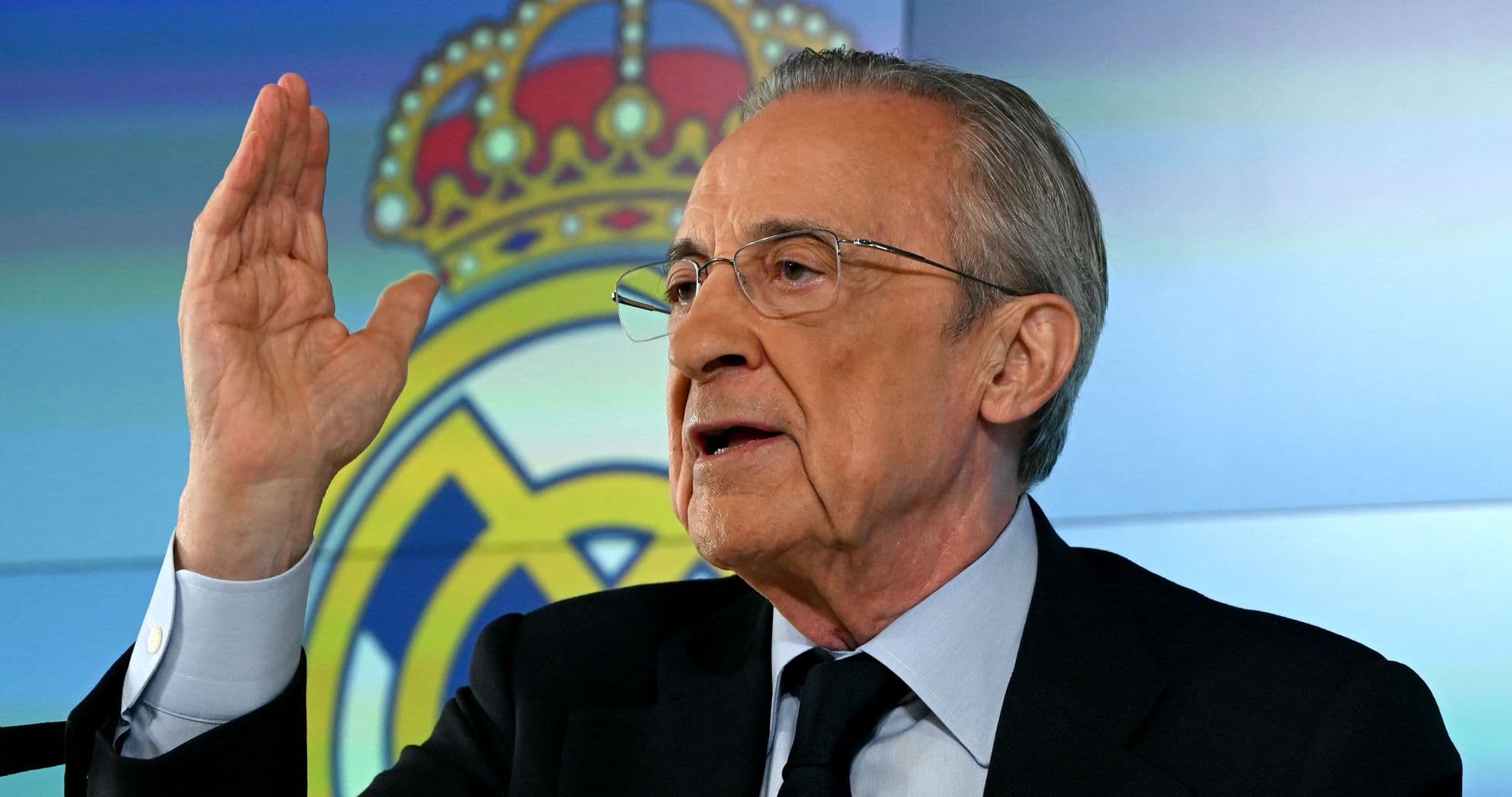 Directivo hablando en conferencia de prensa del Real Madrid