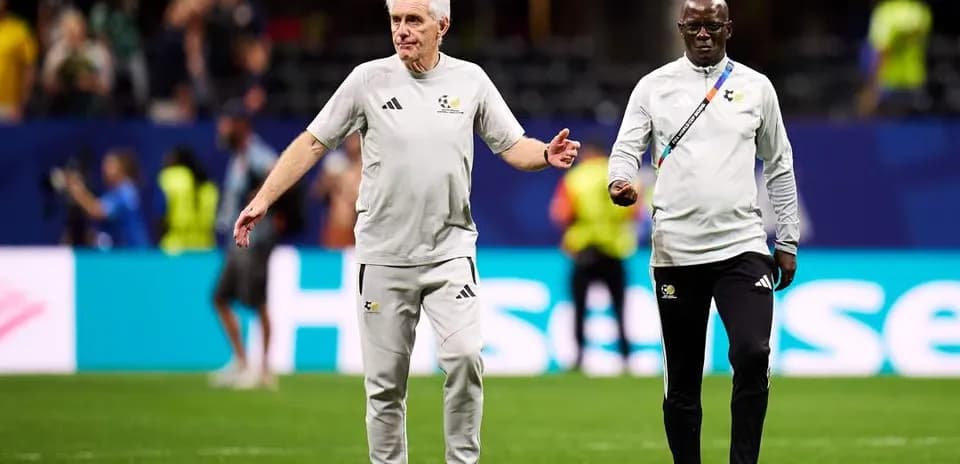 Entrenadores caminando por el campo de fútbol