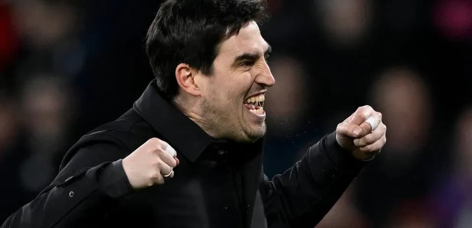 Entrenador celebrando un gol con los puños cerrados