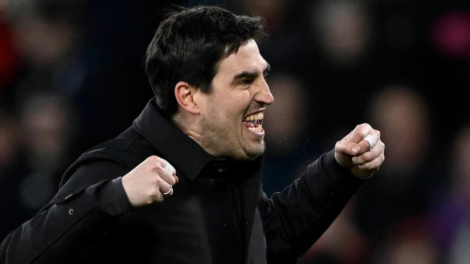 Entrenador celebrando un gol con los puños cerrados