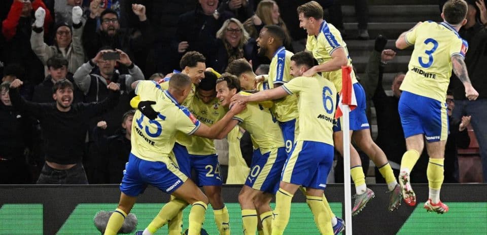 Jugadores celebrando un gol en el estadio