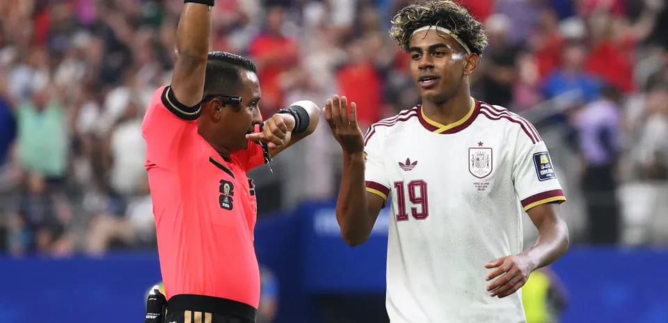 Árbitro mostrando tarjeta a jugador durante el partido