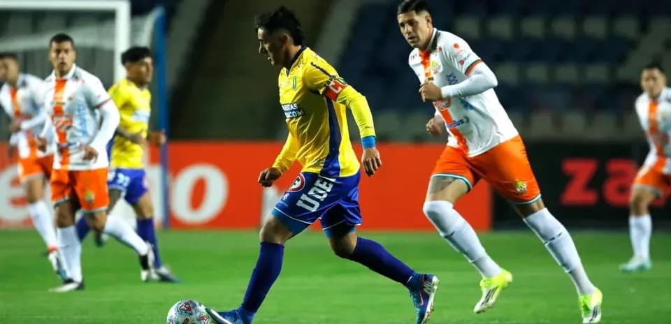 Jugador de Cobresal avanzando con el balón