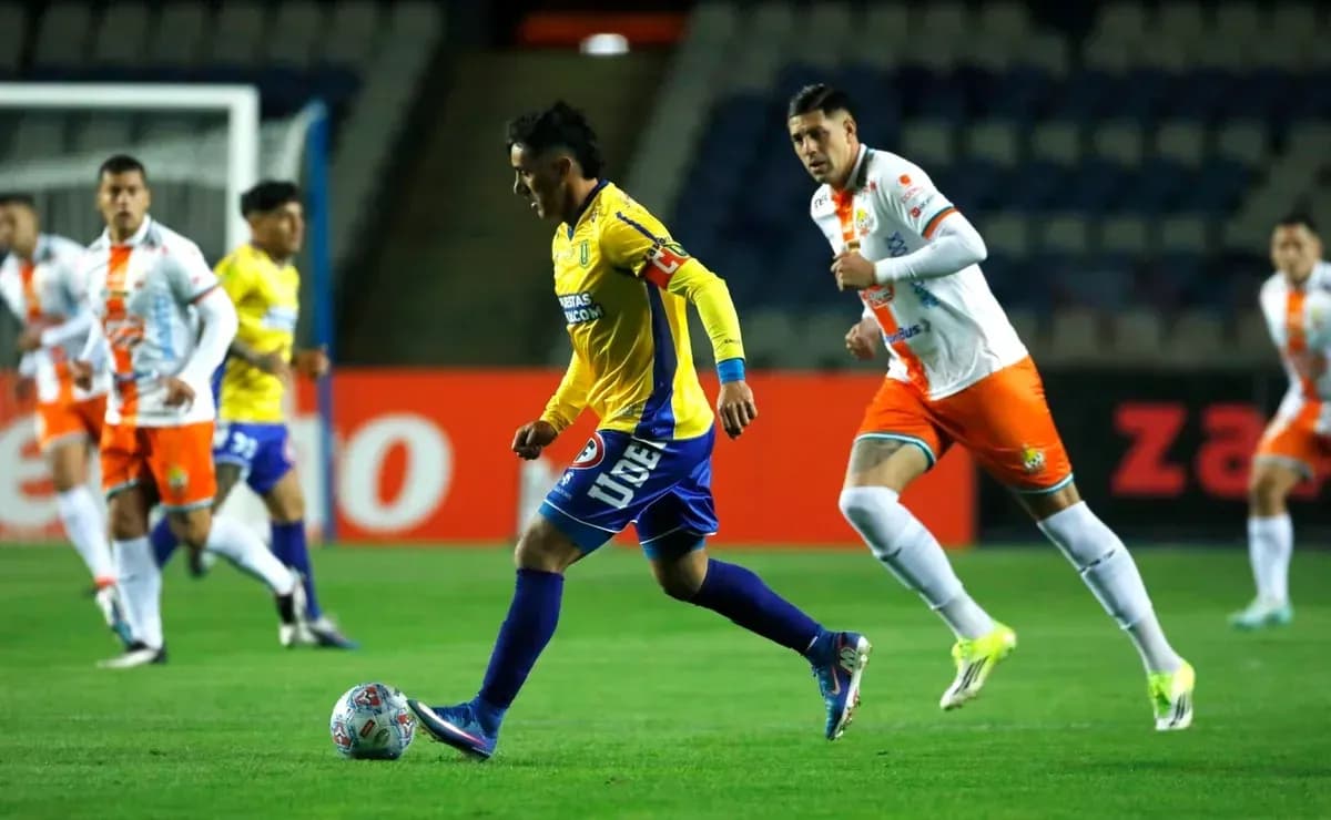 Jugador de Cobresal avanzando con el balón
