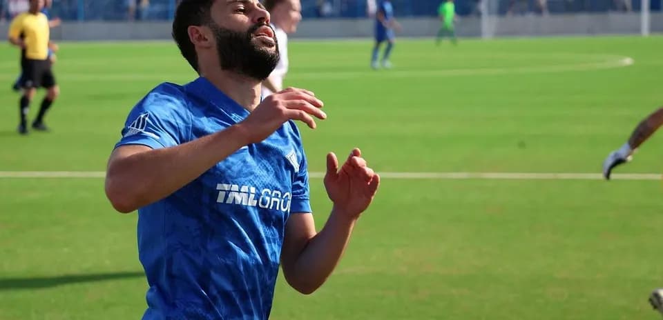Jugador corriendo en partido de fútbol