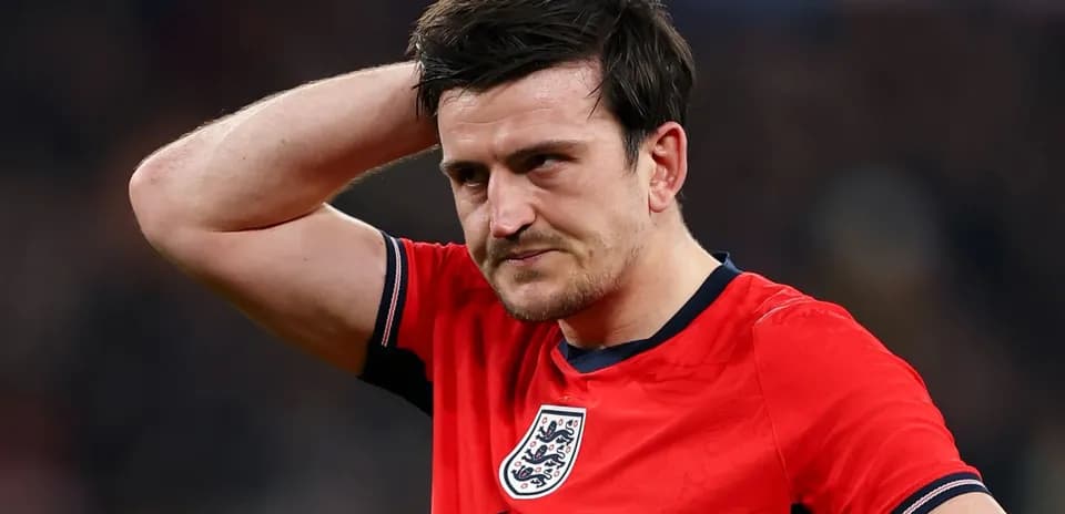 Jugador de Inglaterra con expresión pensativa en el campo