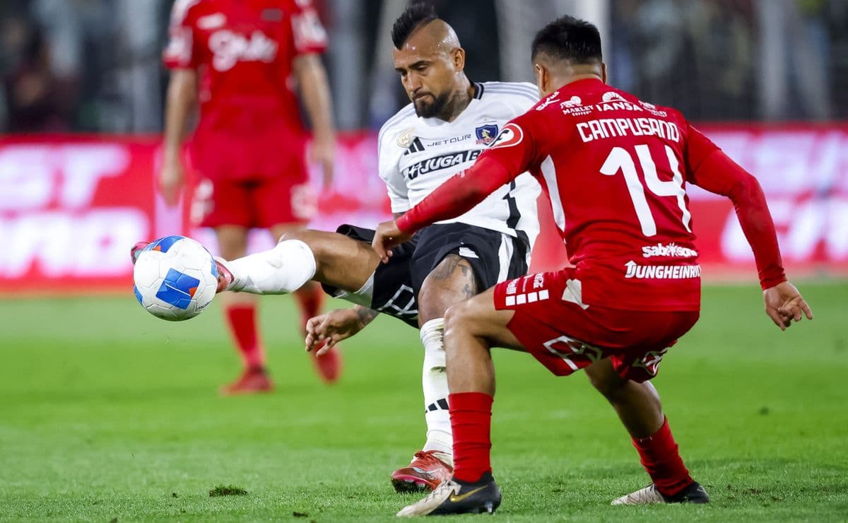 Arturo Vidal y jugador de Nublense en acción