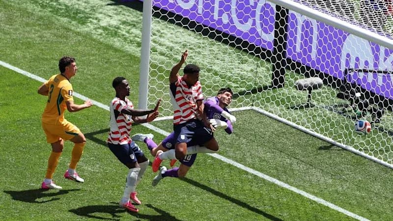 Jugadores en acción durante un partido de fútbol