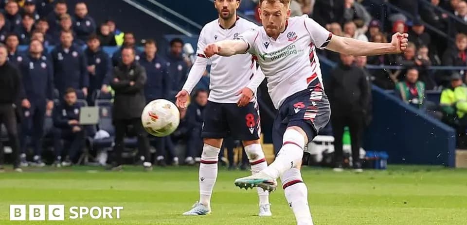Jugador de Bolton ejecutando un tiro a portería