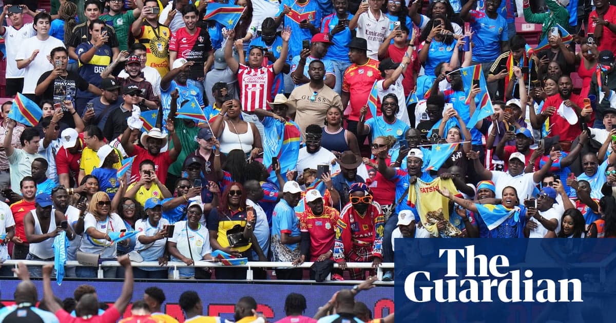 Aficionados con banderas en un estadio lleno