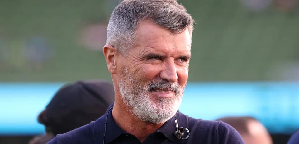 Hombre con barba y cabello corto en evento deportivo