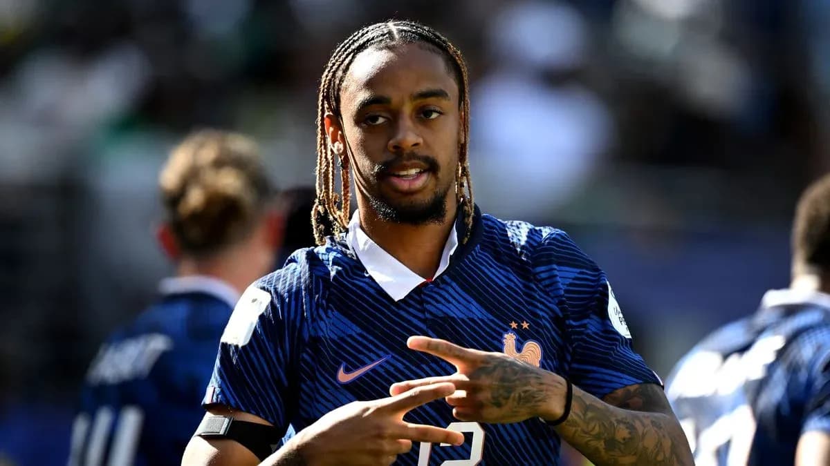 Jugador de Francia haciendo un gesto en el campo