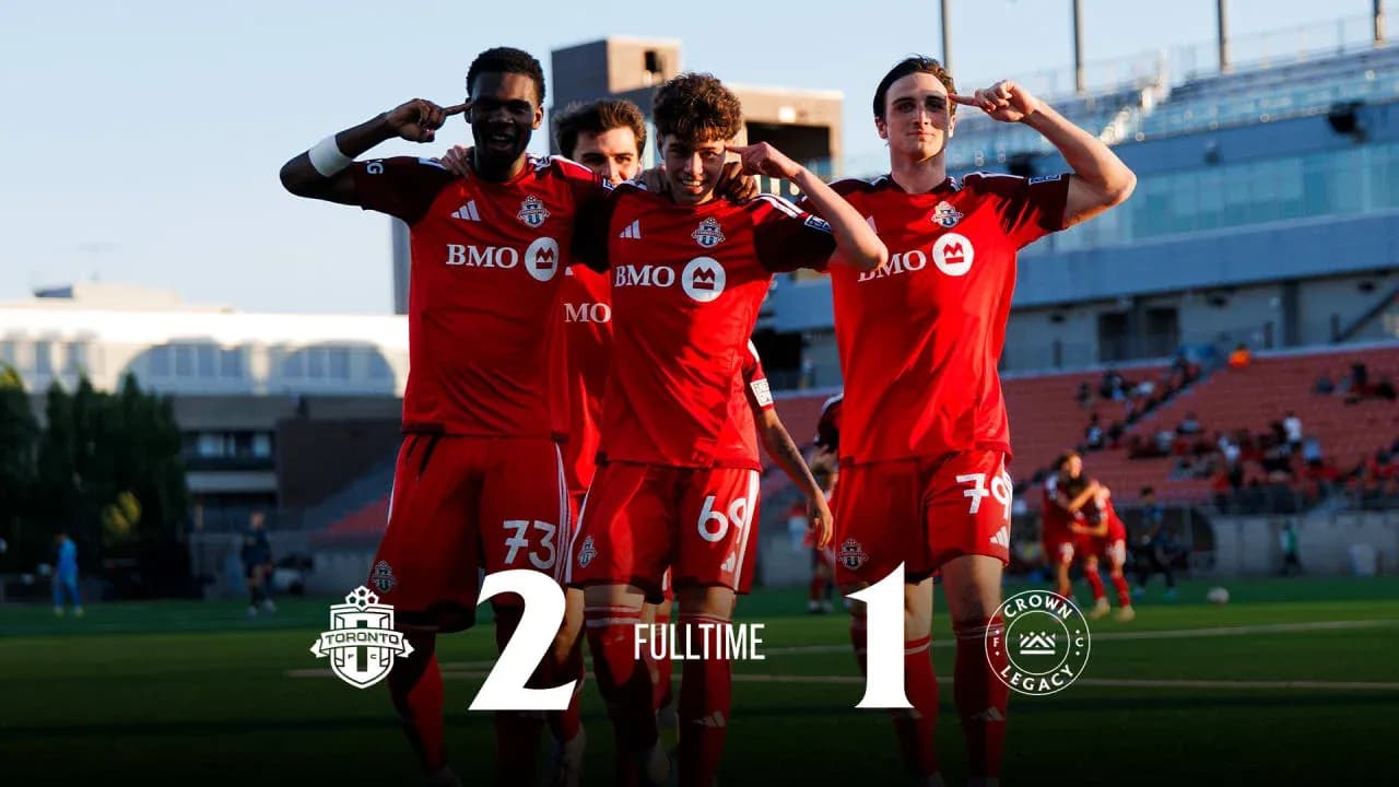 Jugadores de Toronto II celebrando la victoria