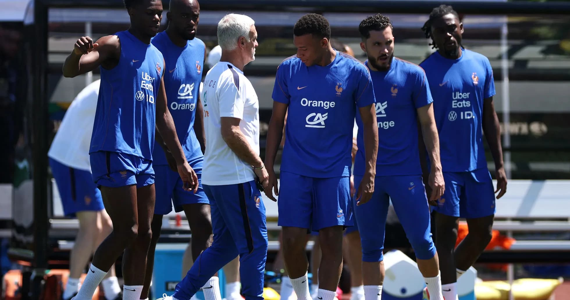 Jugadores de Francia en entrenamiento junto al entrenador