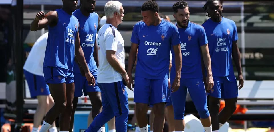 Jugadores de Francia en entrenamiento junto al entrenador