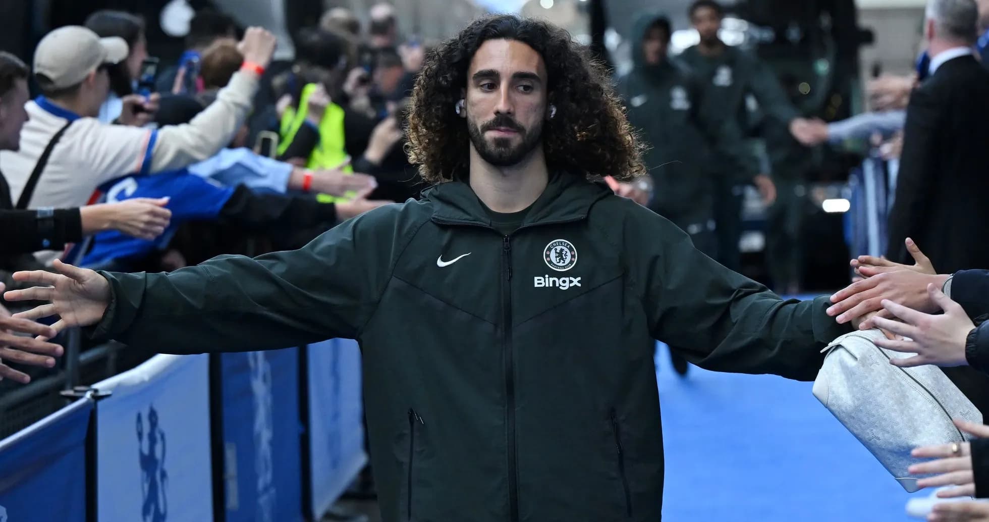 Jugador de Chelsea saludando a aficionados en el estadio