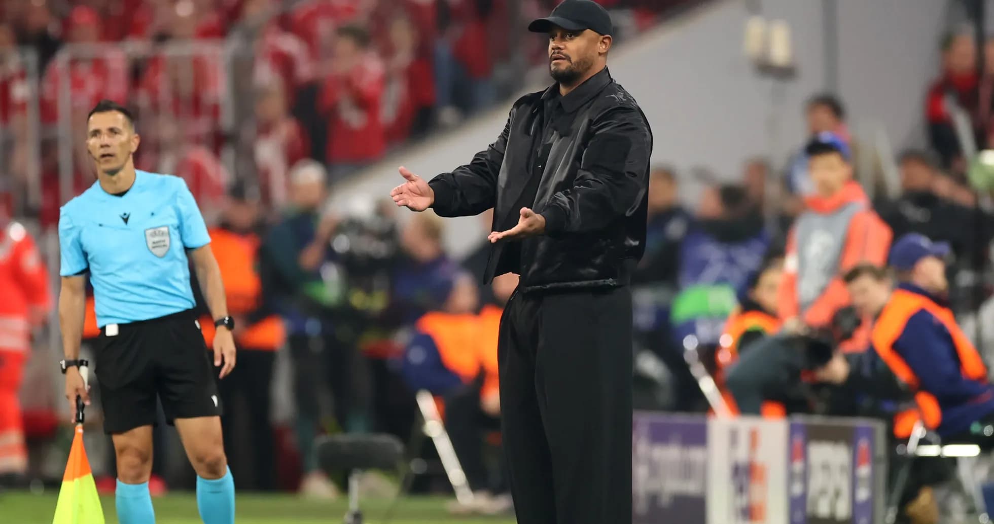 Entrenador gesticulando durante el partido en el campo
