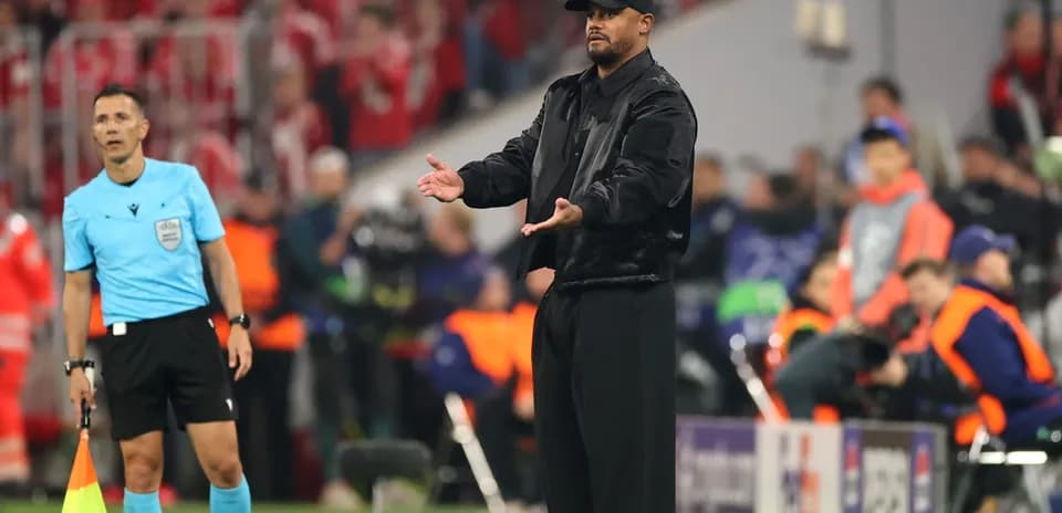 Entrenador gesticulando durante el partido en el campo