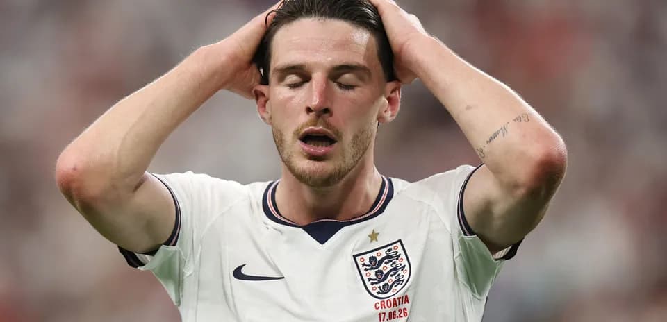 Jugador de Inglaterra con manos en la cabeza durante el partido