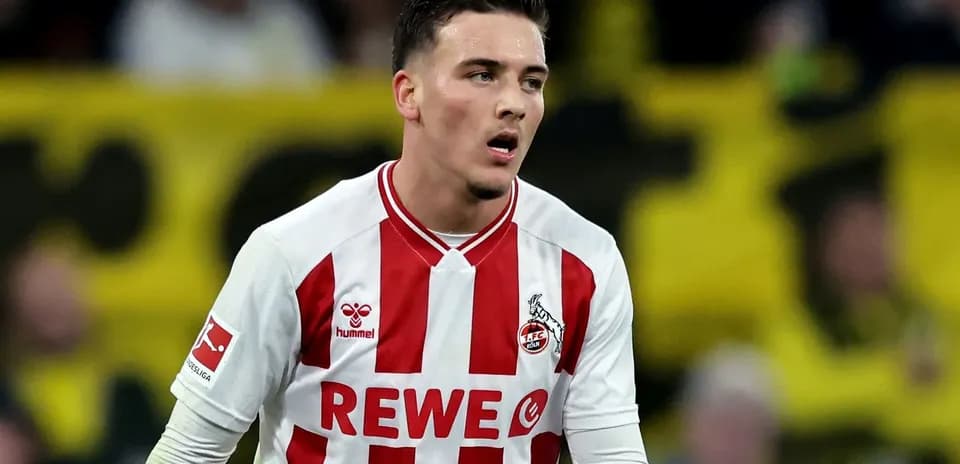 Jugador de fútbol con camiseta de FC Köln en acción