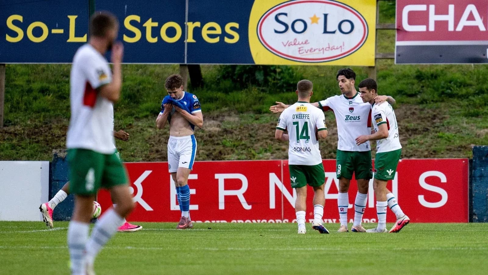 Jugadores celebrando un gol en el partido