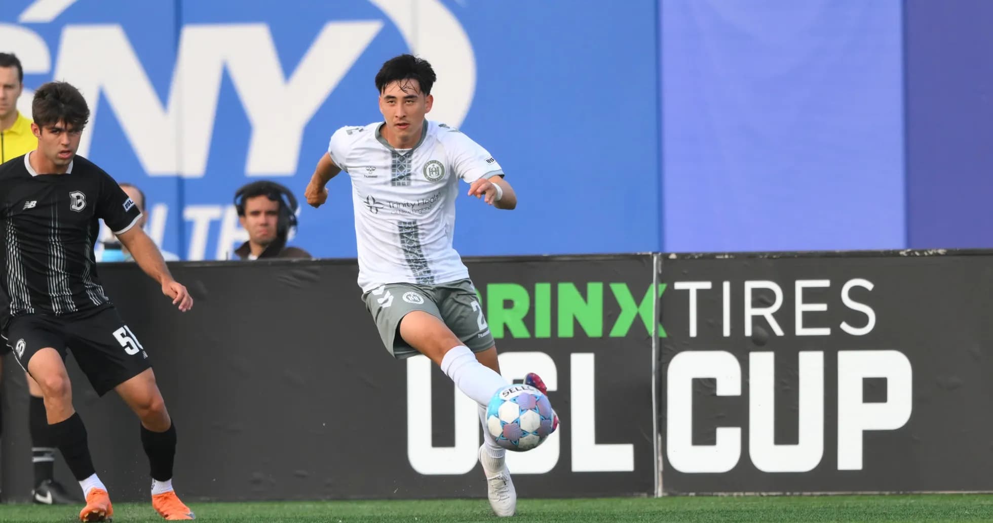 Jugador del Hartford Athletic en acción durante el partido