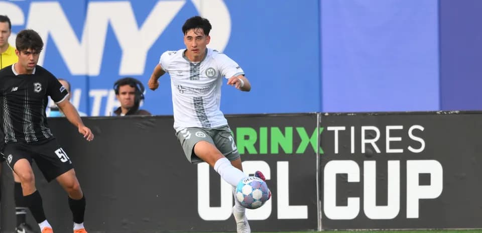 Jugador del Hartford Athletic en acción durante el partido