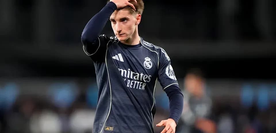 Jugador de Real Madrid tocándose la cabeza durante partido