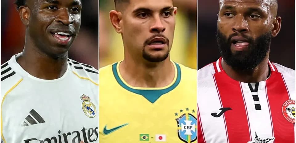Tres futbolistas en sus camisetas de equipo