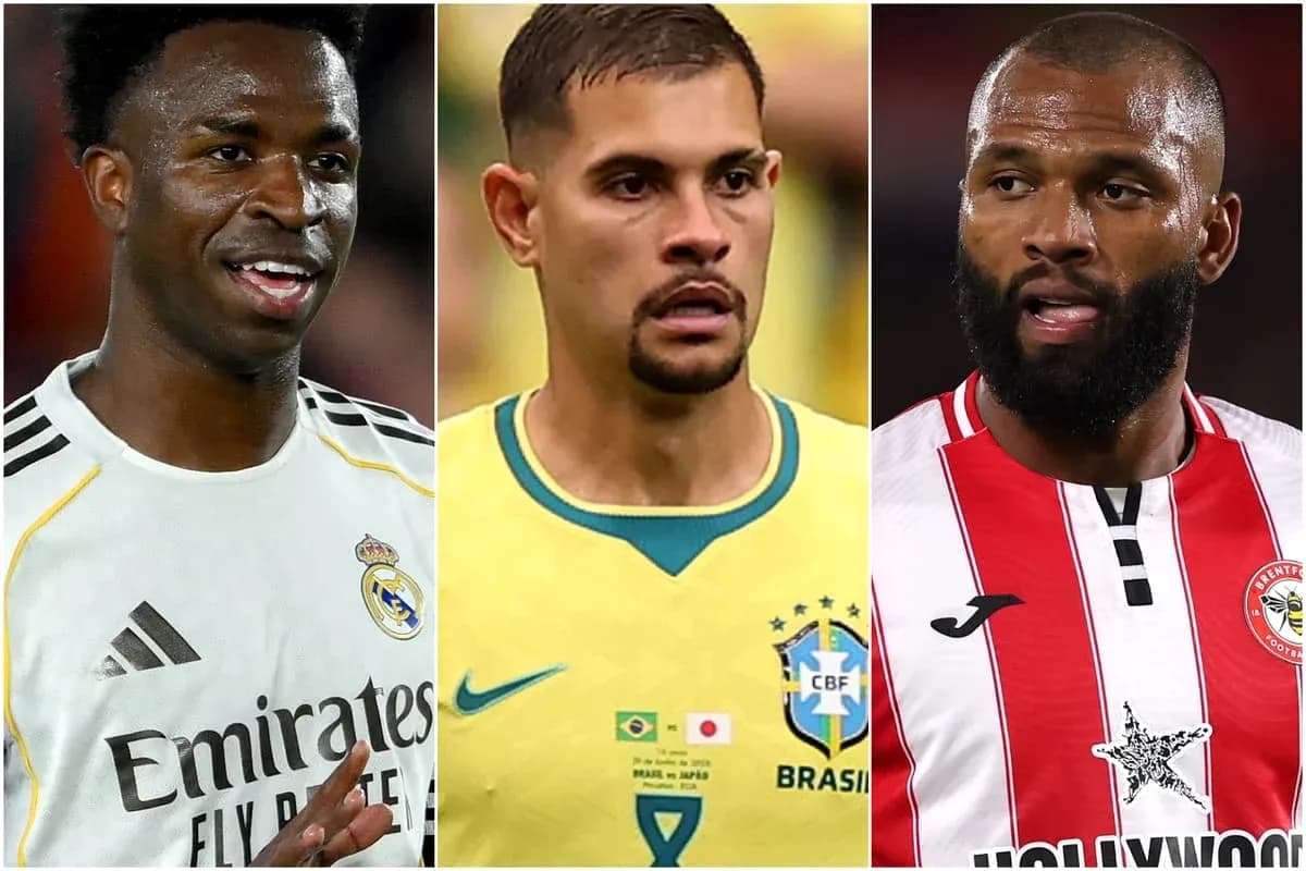 Tres futbolistas en sus camisetas de equipo