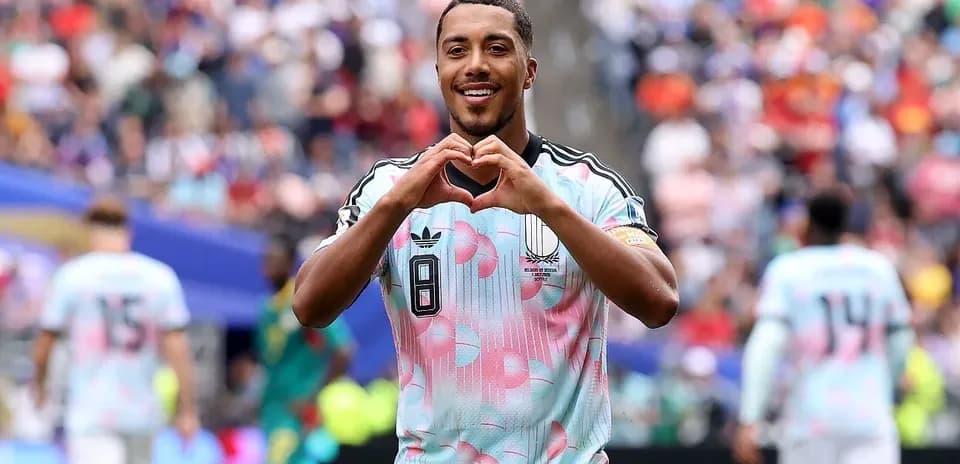 Jugador celebrando con un corazón en el campo
