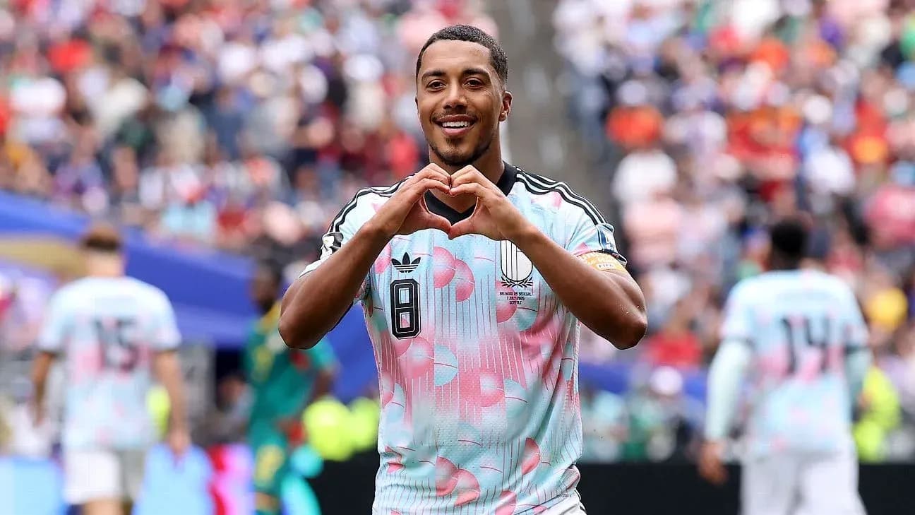 Jugador celebrando con un corazón en el campo