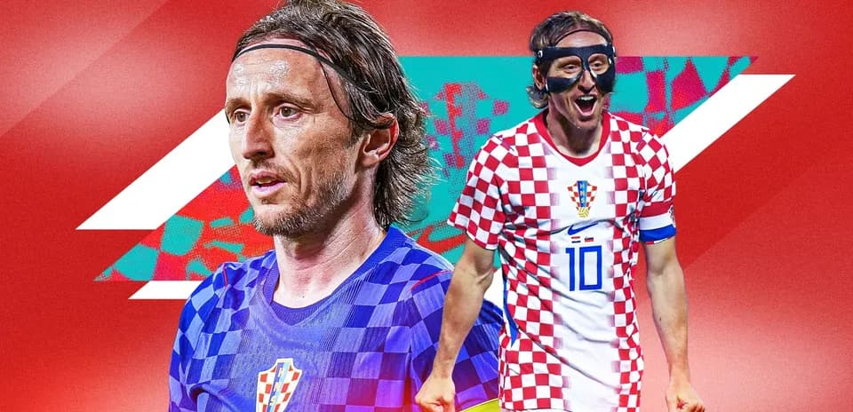 Luka Modrić en dos poses con uniforme croata