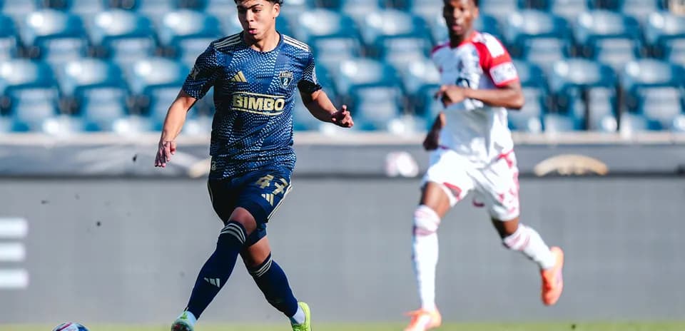 Jugador de Philadelphia Union II avanzando con el balón