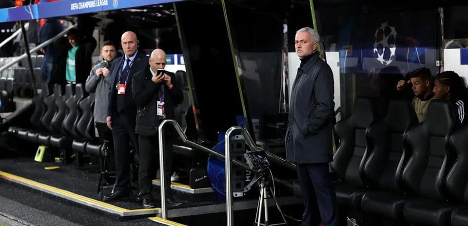 Entrenador en el banquillo durante partido de Champions