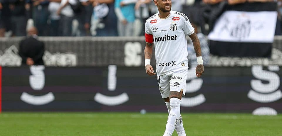 Jugador de Santos celebrando con la afición