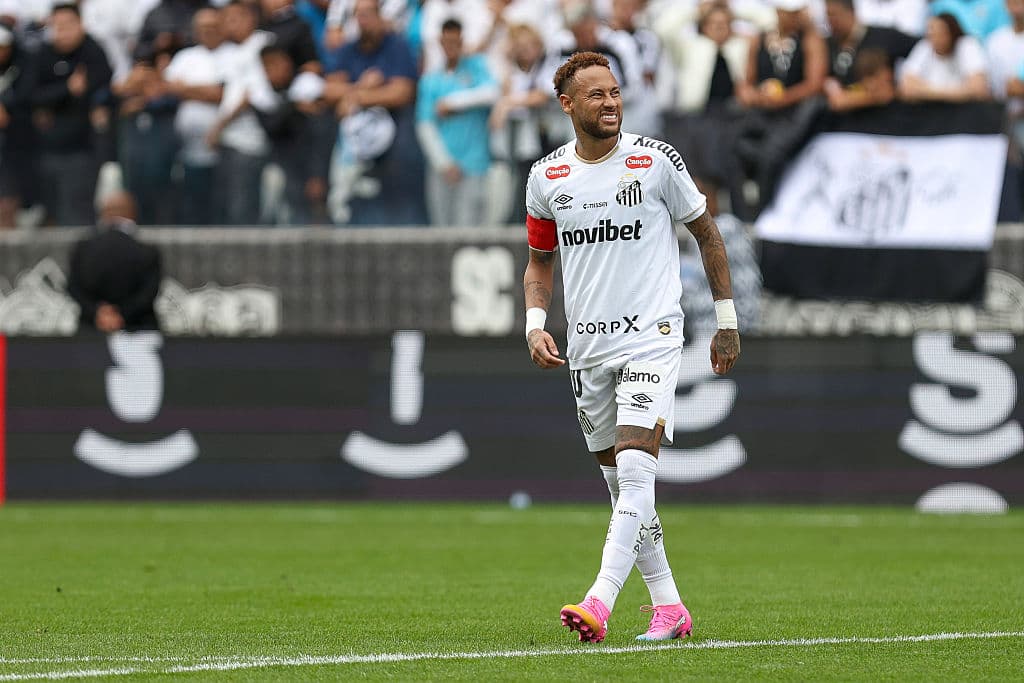Jugador de Santos celebrando con la afición